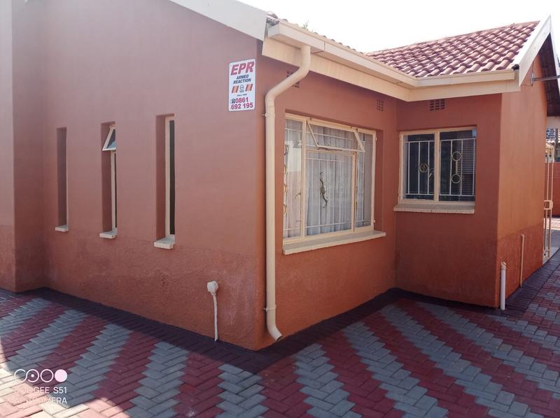 2 Bedroom Property for Sale in Mohlakeng Gauteng