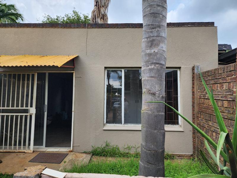 6 Bedroom Property for Sale in Tileba Gauteng