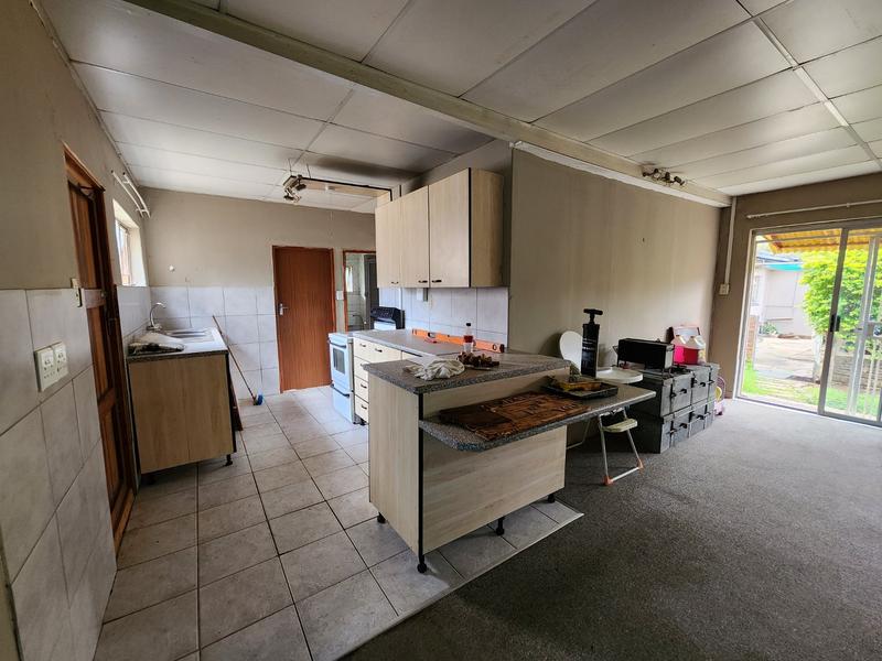 6 Bedroom Property for Sale in Tileba Gauteng