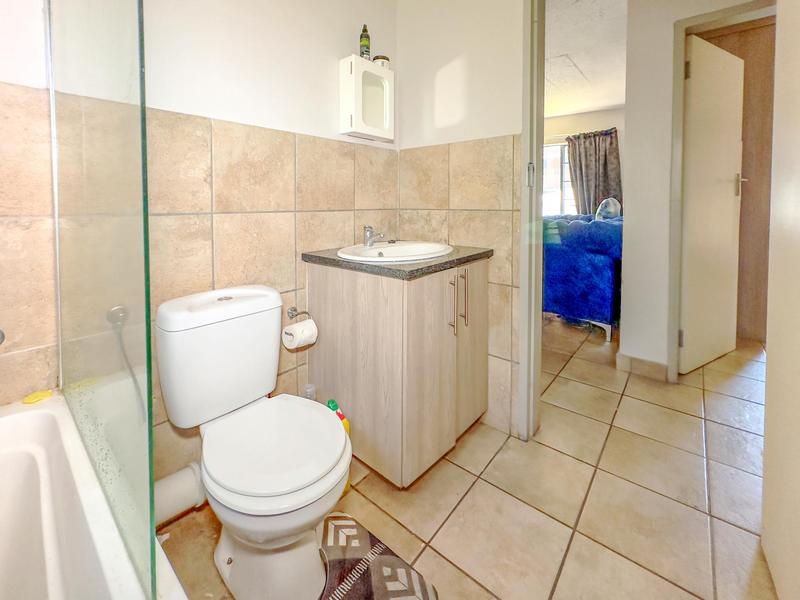 2 Bedroom Property for Sale in Rooihuiskraal Gauteng