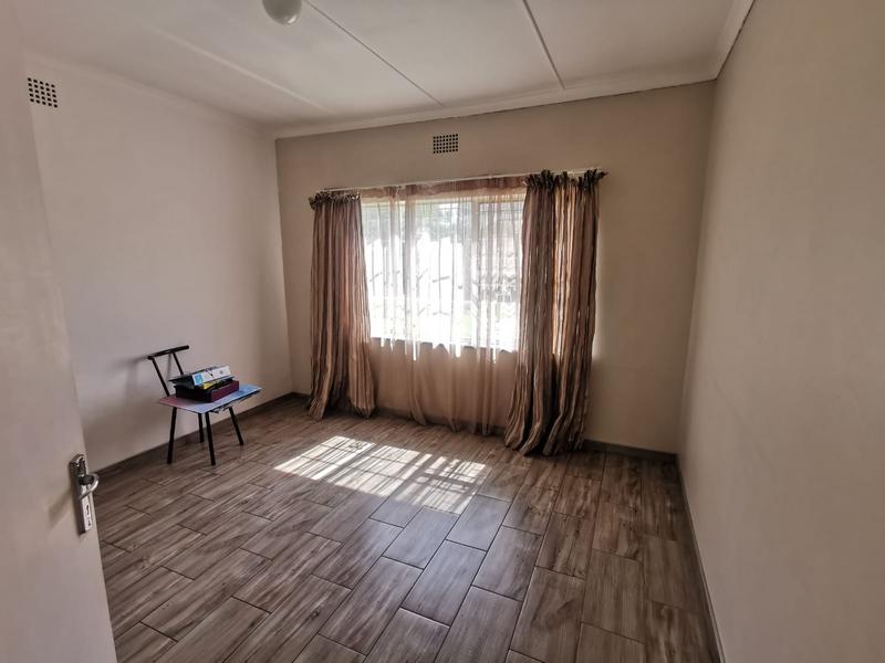 5 Bedroom Property for Sale in Petersfield Gauteng