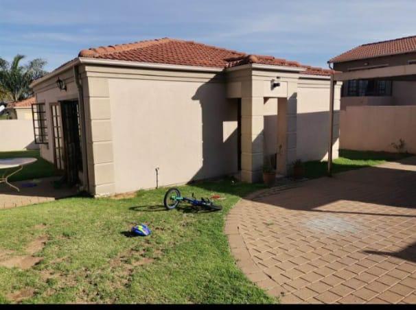 2 Bedroom Property for Sale in Blue Hills AH Gauteng
