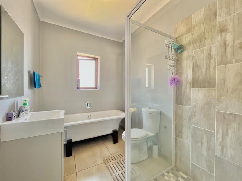2 Bedroom Property for Sale in Blue Hills Gauteng