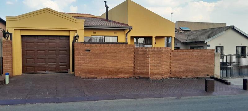 To Let 3 Bedroom Property for Rent in Motsu Gauteng