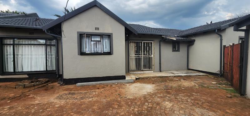 5 Bedroom Property for Sale in Dawn Park Gauteng