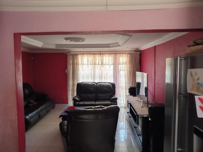 2 Bedroom Property for Sale in Ililiba Gauteng