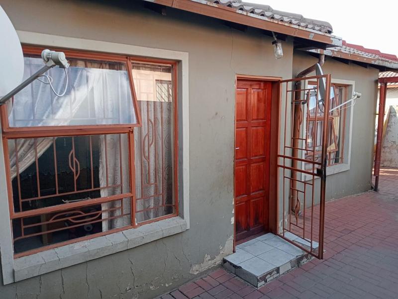 4 Bedroom Property for Sale in Clayville Gauteng