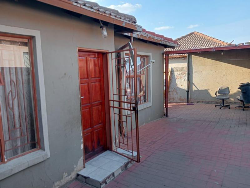 4 Bedroom Property for Sale in Clayville Gauteng