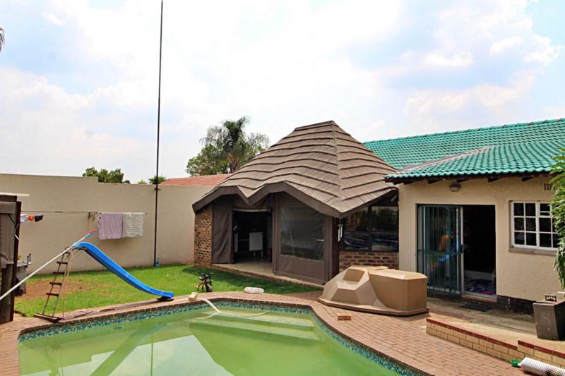 3 Bedroom Property for Sale in Buurendal Gauteng