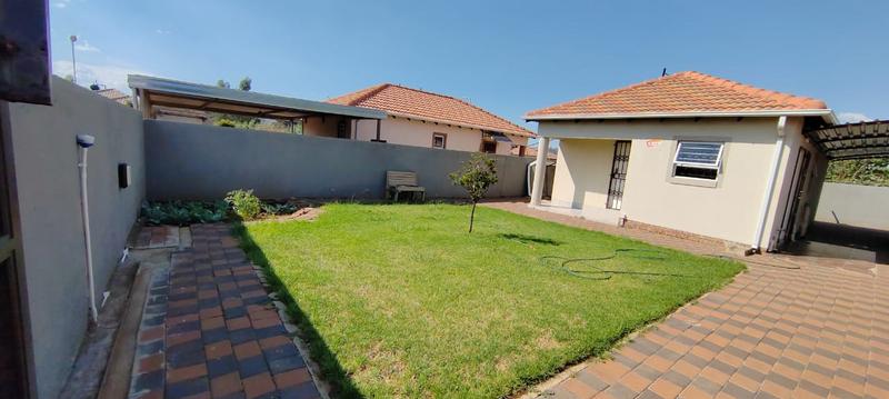 To Let 2 Bedroom Property for Rent in Kirkney Gauteng