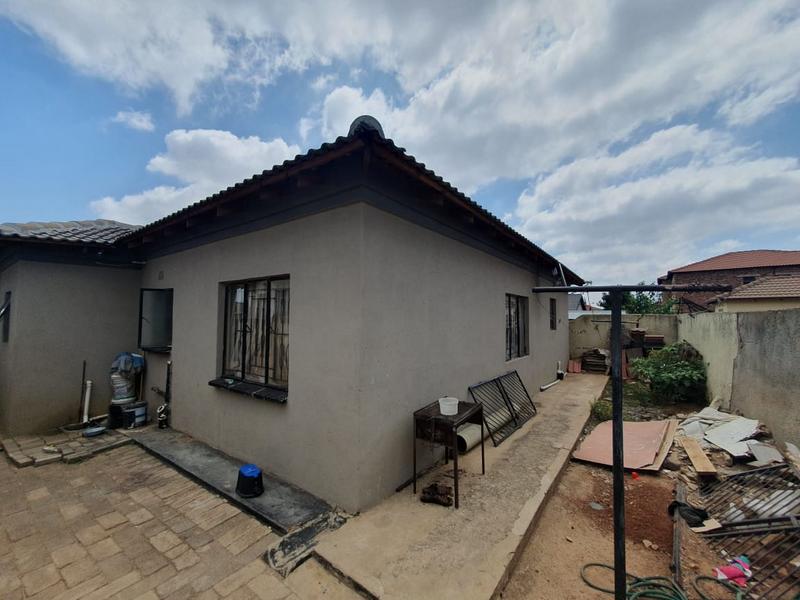 5 Bedroom Property for Sale in Birch Acres Gauteng