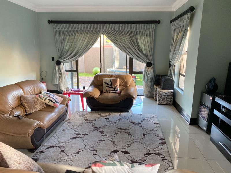 To Let 5 Bedroom Property for Rent in Eldo Meadows Gauteng