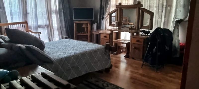 5 Bedroom Property for Sale in Faerie Glen Gauteng