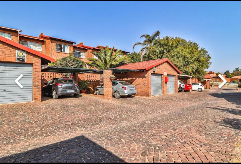 4 Bedroom Property for Sale in Corlett Gardens Gauteng