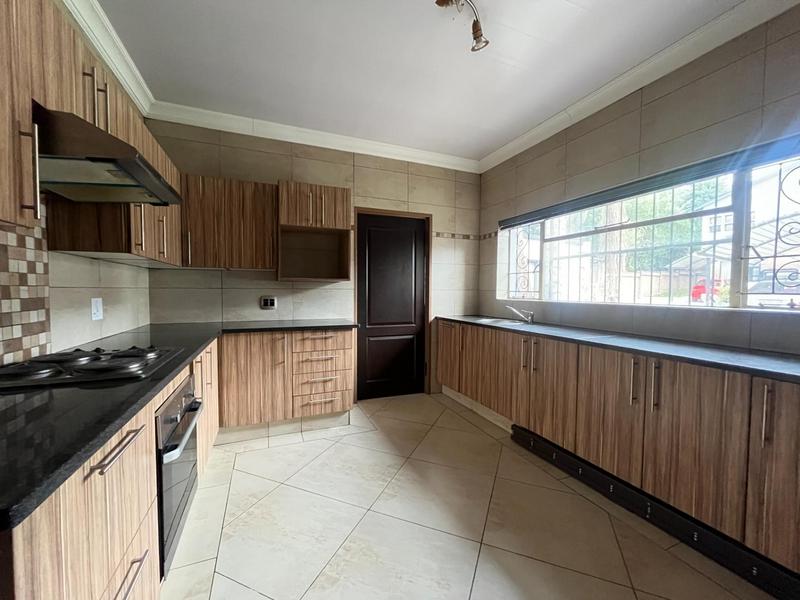 To Let 5 Bedroom Property for Rent in Queenswood Gauteng