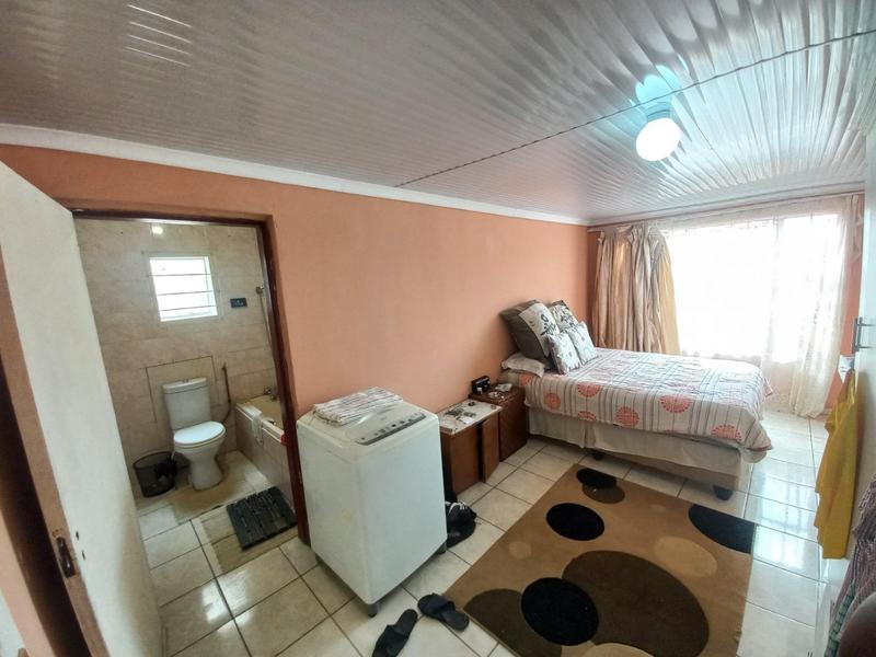 2 Bedroom Property for Sale in Etwatwa Gauteng