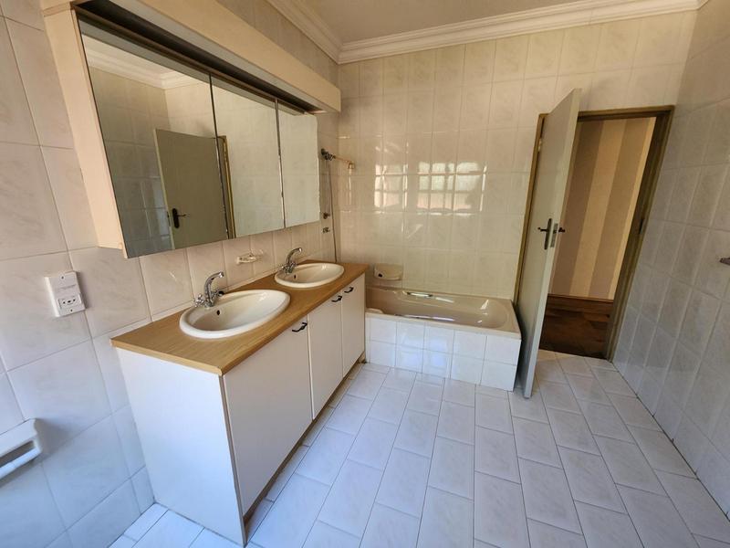 To Let 4 Bedroom Property for Rent in Waterkloof A H Gauteng