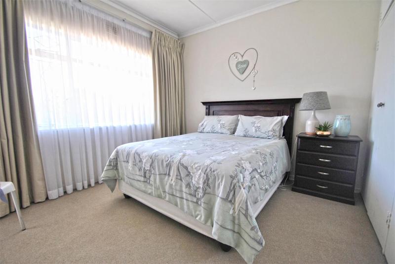 5 Bedroom Property for Sale in Mondeor Gauteng