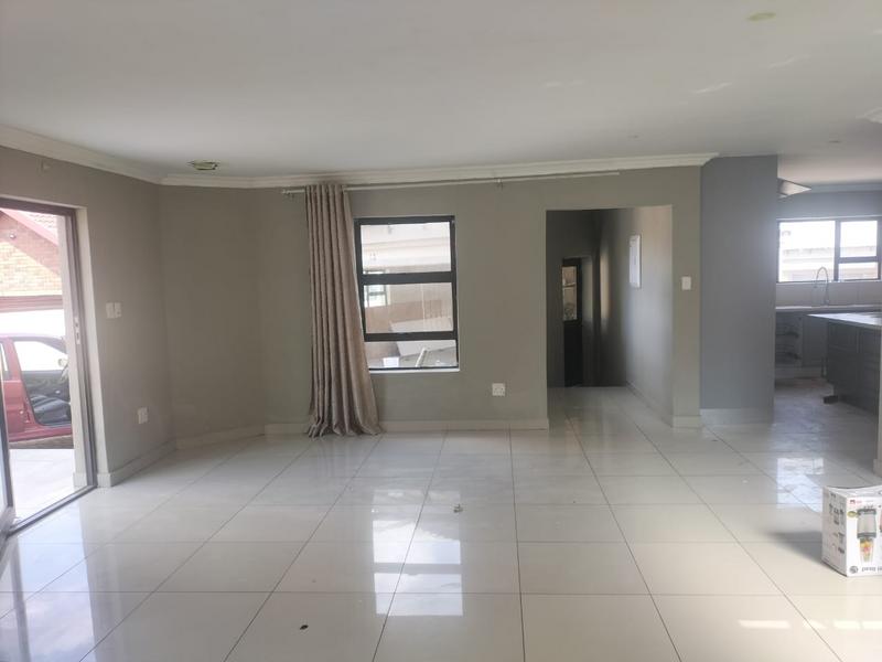 To Let 6 Bedroom Property for Rent in Vorna Valley Gauteng
