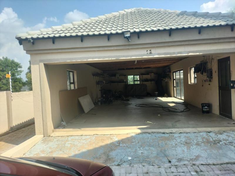 To Let 6 Bedroom Property for Rent in Vorna Valley Gauteng