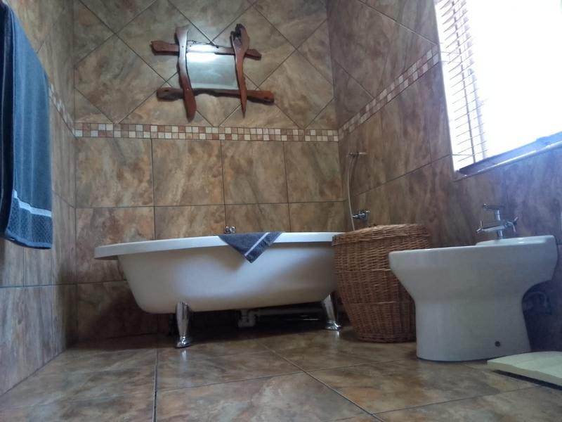 5 Bedroom Property for Sale in Unitas Park Gauteng