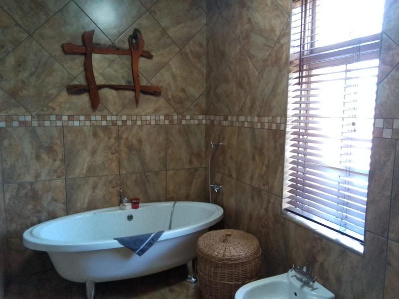 5 Bedroom Property for Sale in Unitas Park Gauteng