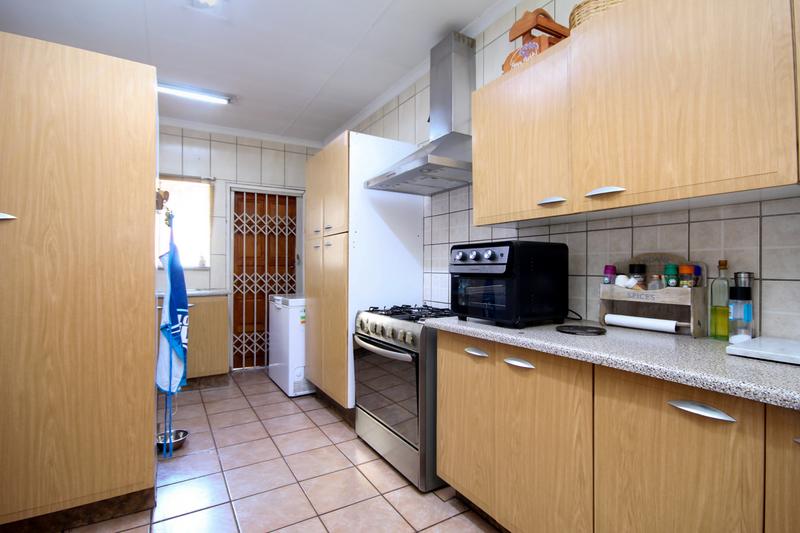 6 Bedroom Property for Sale in Rooihuiskraal Gauteng