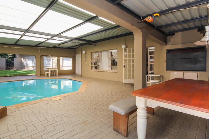 6 Bedroom Property for Sale in Rooihuiskraal Gauteng
