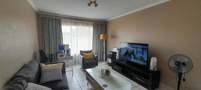 To Let 2 Bedroom Property for Rent in Thatchfield Gauteng