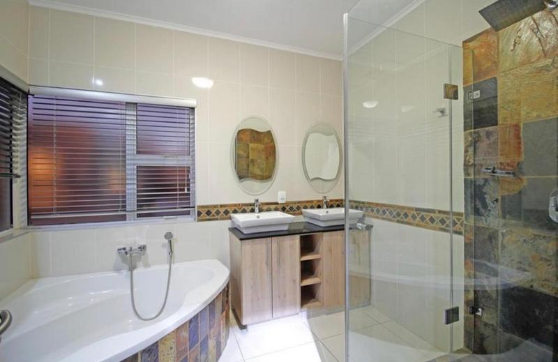 To Let 5 Bedroom Property for Rent in Bryanston Gauteng
