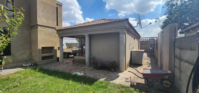 6 Bedroom Property for Sale in Klippoortje Gauteng
