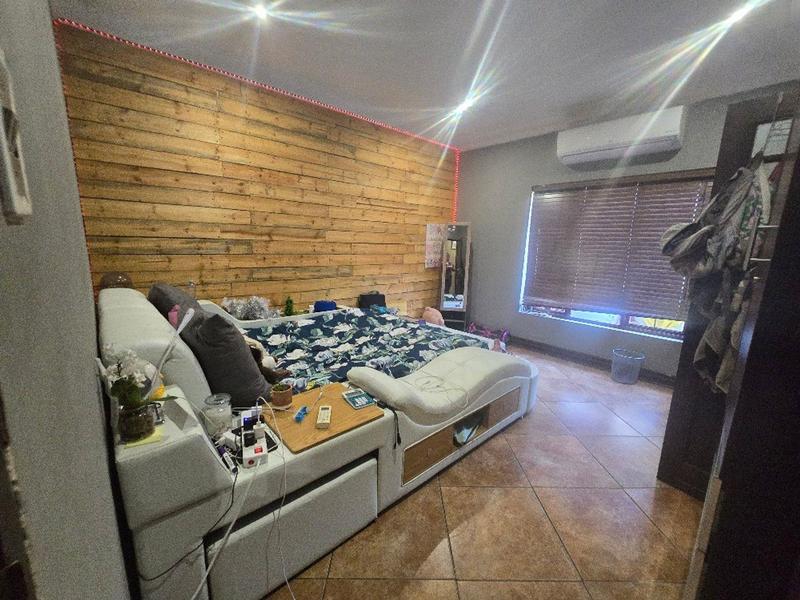 5 Bedroom Property for Sale in Kameeldrift East Gauteng
