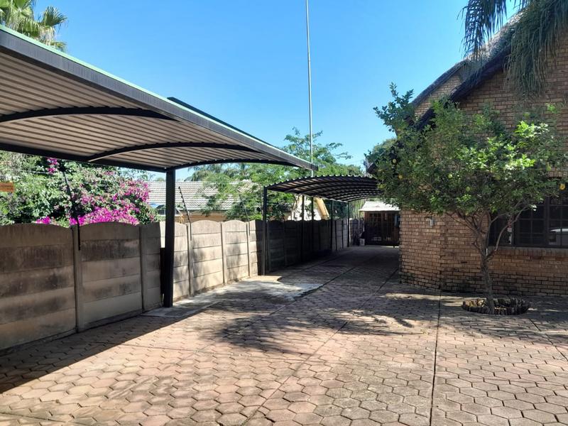 5 Bedroom Property for Sale in Waverley Gauteng