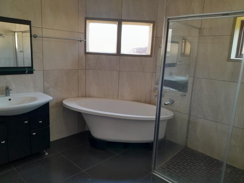 5 Bedroom Property for Sale in Waverley Gauteng