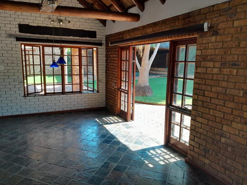 5 Bedroom Property for Sale in Waverley Gauteng