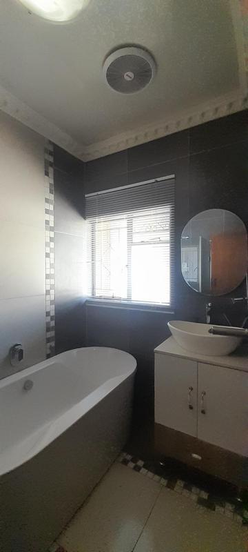 To Let 5 Bedroom Property for Rent in Eldoraigne Gauteng
