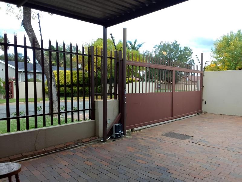 4 Bedroom Property for Sale in Buurendal Gauteng