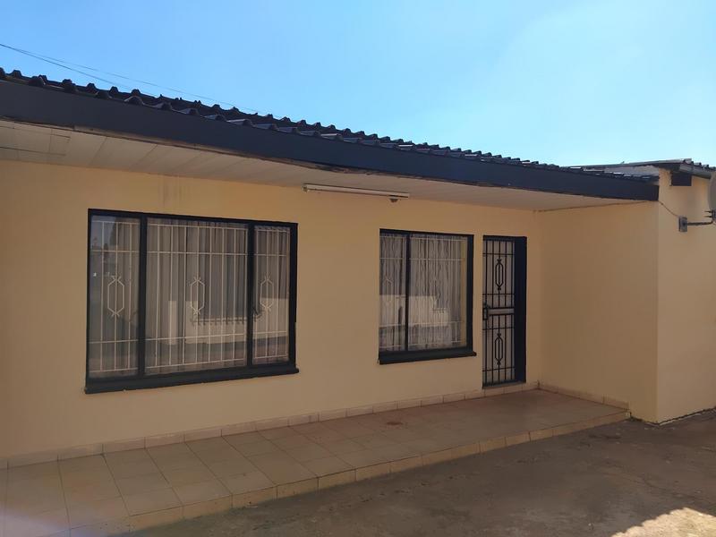 6 Bedroom Property for Sale in Zakariyya Park Gauteng