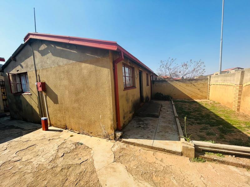 5 Bedroom Property for Sale in Zola Gauteng