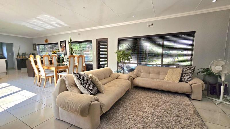 6 Bedroom Property for Sale in Brackenhurst Gauteng