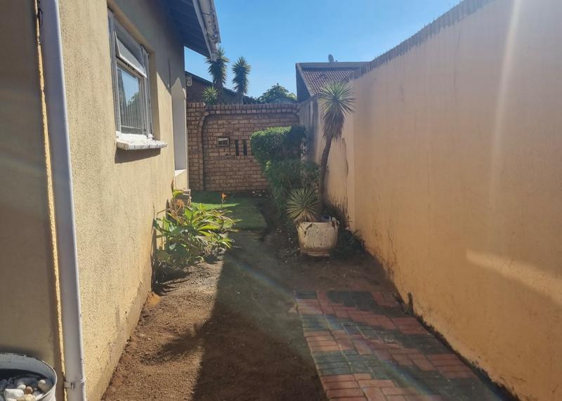 4 Bedroom Property for Sale in Diepkloof Gauteng