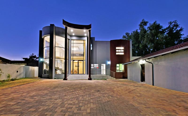 6 Bedroom Property for Sale in Mulbarton Gauteng