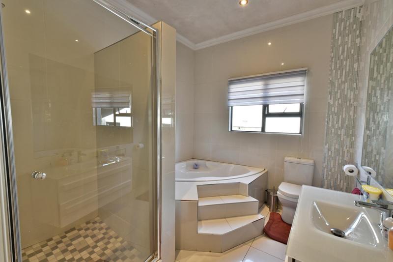 6 Bedroom Property for Sale in Mulbarton Gauteng