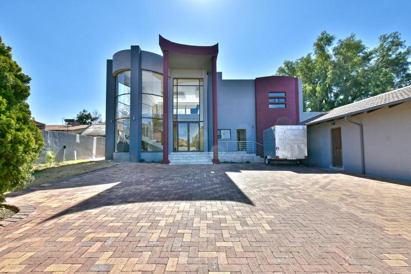 6 Bedroom Property for Sale in Mulbarton Gauteng