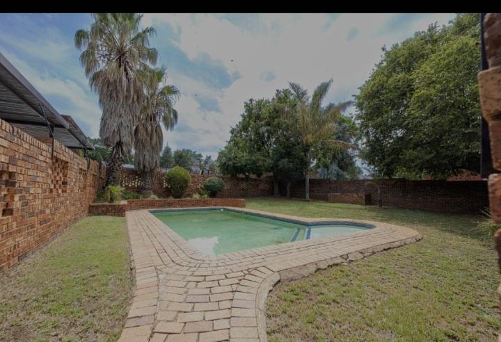 2 Bedroom Property for Sale in Vorna Valley Gauteng