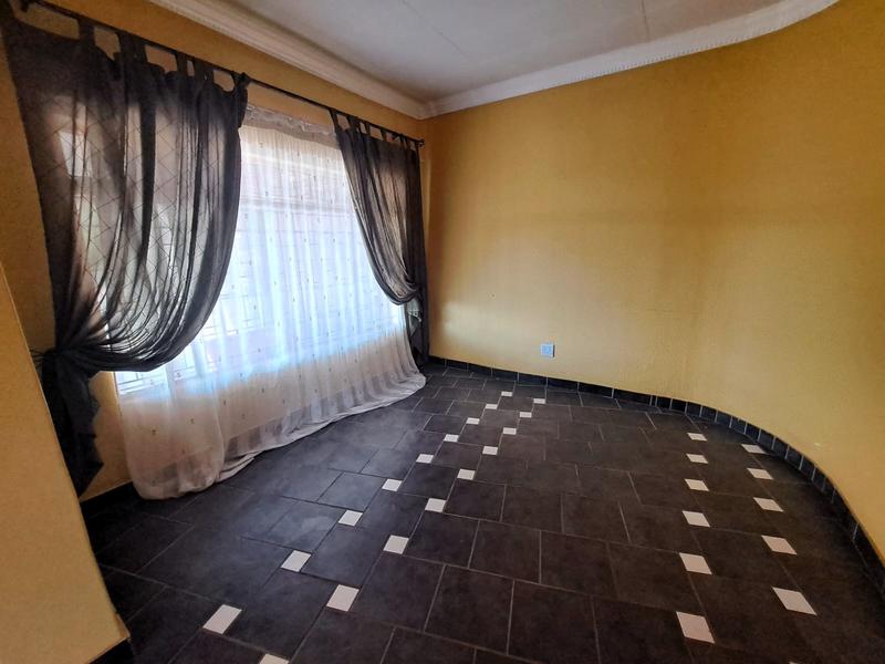 4 Bedroom Property for Sale in Heuweloord Gauteng