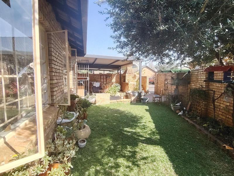 2 Bedroom Property for Sale in Eldoraigne Gauteng