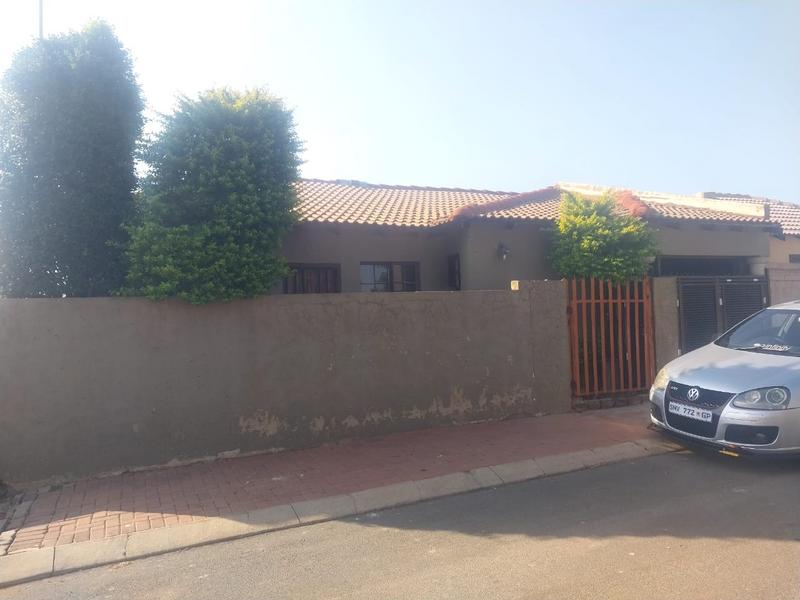 4 Bedroom Property for Sale in Clayville Gauteng