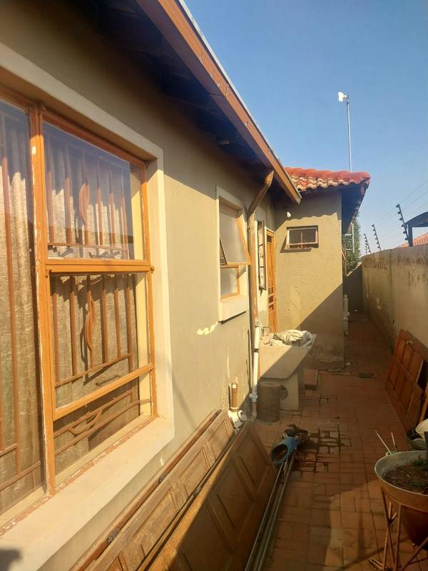 4 Bedroom Property for Sale in Clayville Gauteng