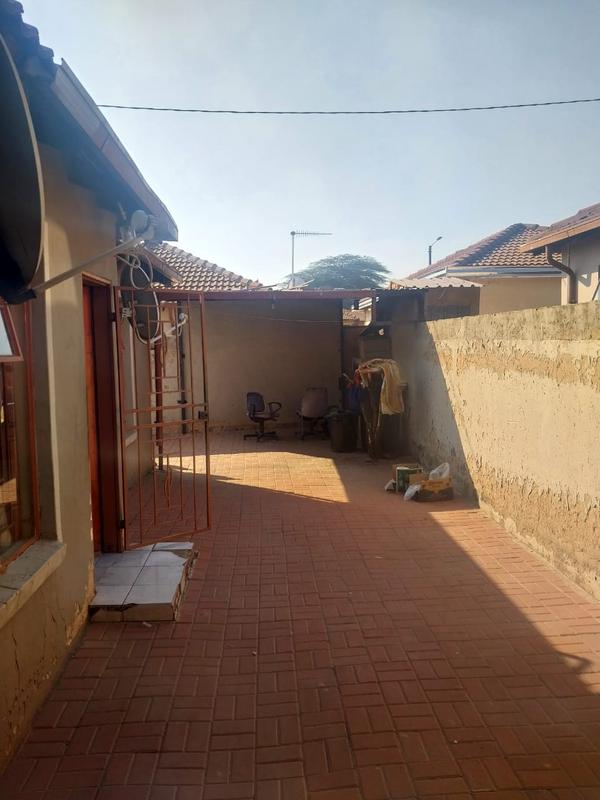 4 Bedroom Property for Sale in Clayville Gauteng